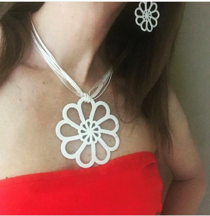 Day's Eye Ribbon and Lace Necklace