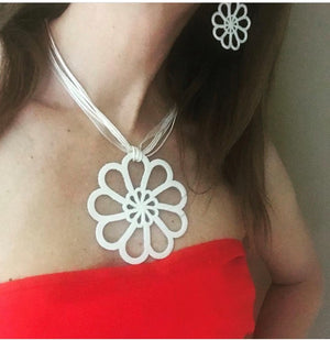 Day's Eye Ribbon and Lace Necklace